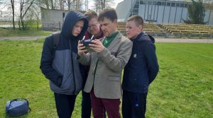 Хлопці з гуртка «Шкільне телебачення» демонстрували свої вміння в управлінні квадрокоптером