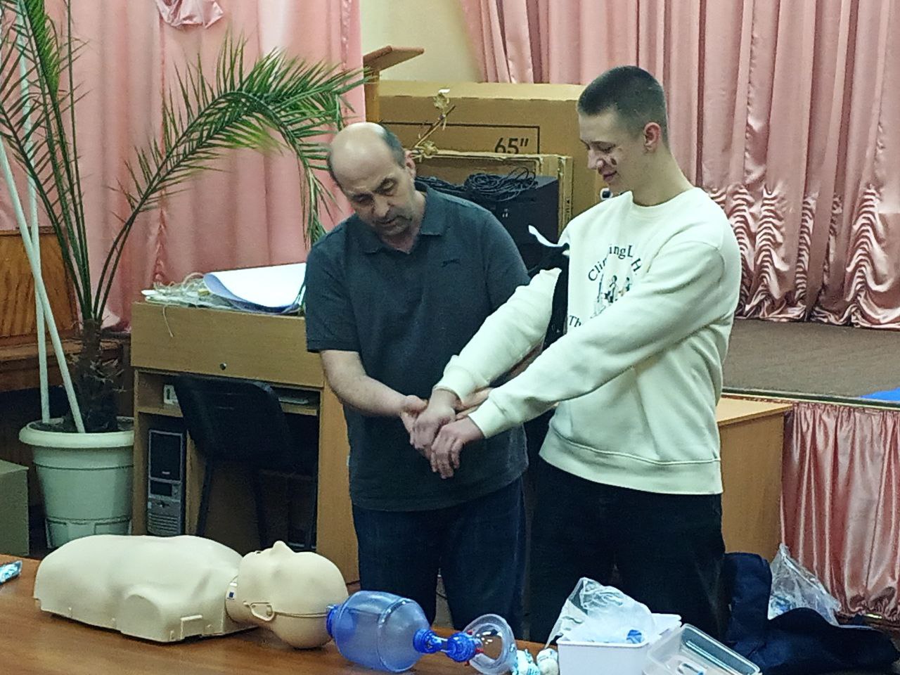 Тренінг із серцево-легеневої реанімації та зупинки кровотечі в Пирятинському ліцеї.